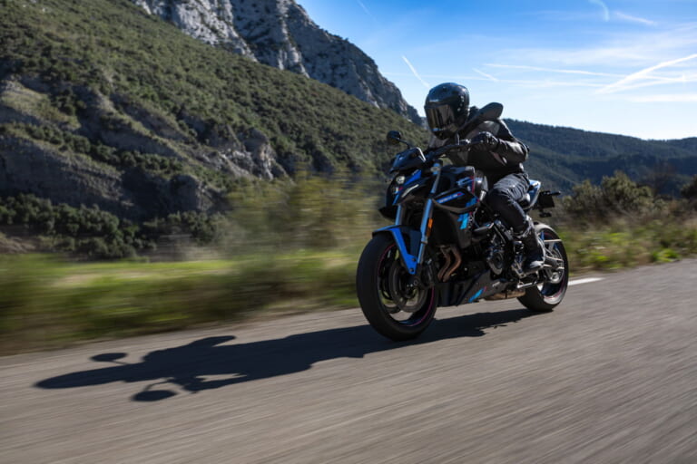 GSX-8S TEAM SUZUKI|スズキ「GSX-8S TEAM SUZUKI」登場! プラス16万円でレーシングカラーとシングルシートカウル追加【海外】