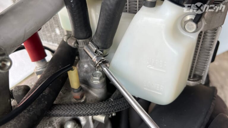 [バイクDIYメンテ] 花びら状のギザギザ突起が静電気除去を促す〈水冷＆2ストローク車の除電事例紹介〉