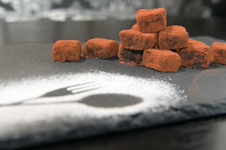 アルコール入りスイーツ、どれだけ食べると“酒気帯び運転”レベルに相当するのか?(量の問題ではないけれど)