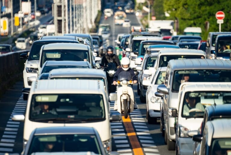 ［元白バイ警官が解説］バイクのすり抜けって許される場合はあるの? 道交法違反しないためのポイントは？