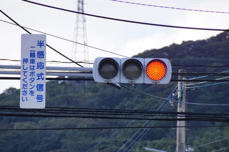 感応式信号機のイメージ画像|なかなか青にならずイライラ…。バイクで気をつけたい“感応式信号”の仕組み