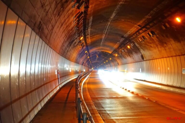 トンネル内の照明