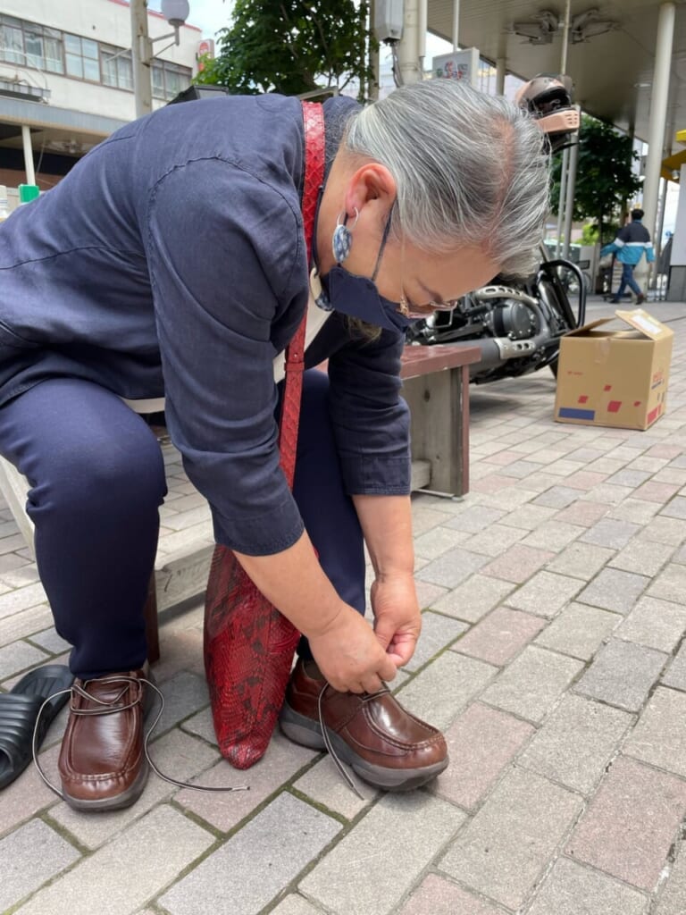 [伊藤由里絵 靴磨き日本一周バイク旅]青森、ガラガラだった靴磨き屋に行列を作ってくれた芸術家のおばあさんの話