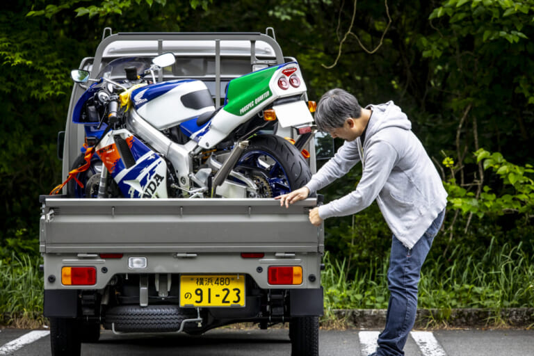 スズキ|スーパーキャリイ|Xリミテッド|【意外と快適?! やっぱり不便?!】5速MTの軽トラ「スズキ・スーパーキャリイ Xリミテッド」をトランポ&ファミリーカーに使ってみた