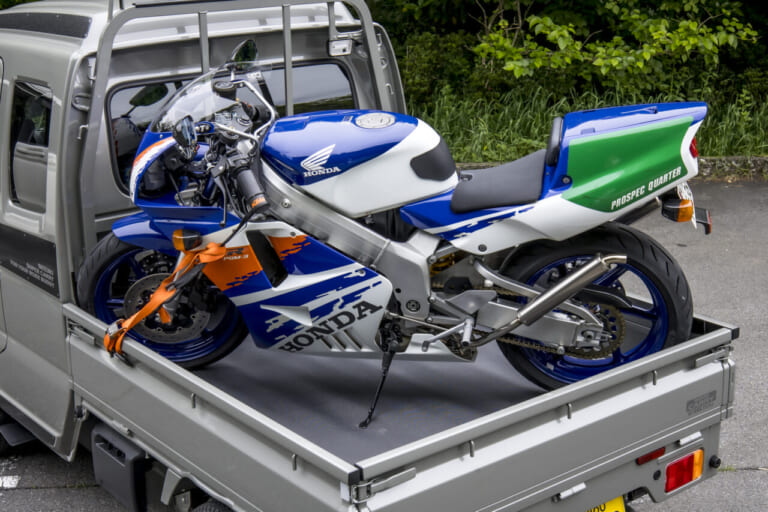 スズキ|スーパーキャリイ|Xリミテッド|【意外と快適?! やっぱり不便?!】5速MTの軽トラ「スズキ・スーパーキャリイ Xリミテッド」をトランポ&ファミリーカーに使ってみた