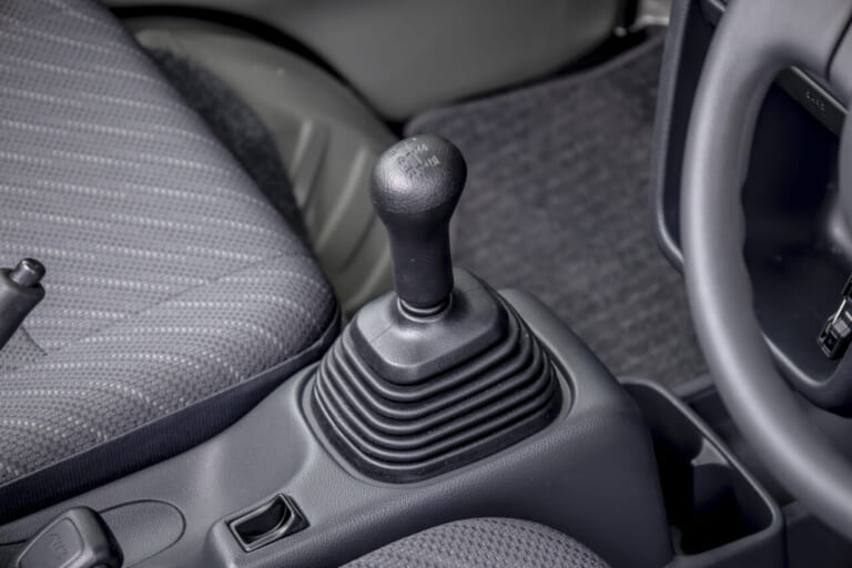 スズキ|スーパーキャリイ|Xリミテッド|【意外と快適?! やっぱり不便?!】5速MTの軽トラ「スズキ・スーパーキャリイ Xリミテッド」をトランポ&ファミリーカーに使ってみた