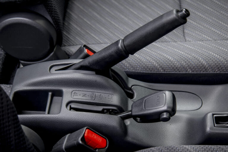 スズキ|スーパーキャリイ|Xリミテッド|【意外と快適?! やっぱり不便?!】5速MTの軽トラ「スズキ・スーパーキャリイ Xリミテッド」をトランポ&ファミリーカーに使ってみた