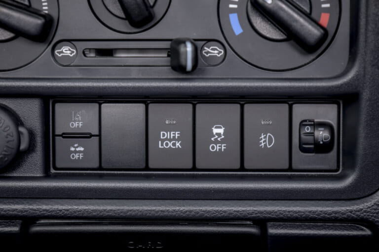 スズキ|スーパーキャリイ|Xリミテッド|【意外と快適?! やっぱり不便?!】5速MTの軽トラ「スズキ・スーパーキャリイ Xリミテッド」をトランポ&ファミリーカーに使ってみた