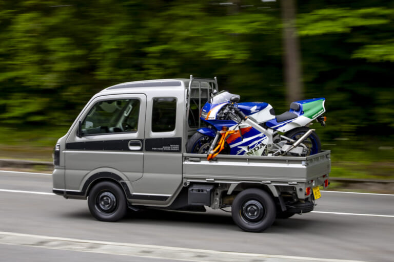 スズキ|スーパーキャリイ|Xリミテッド|【意外と快適?! やっぱり不便?!】5速MTの軽トラ「スズキ・スーパーキャリイ Xリミテッド」をトランポ&ファミリーカーに使ってみた