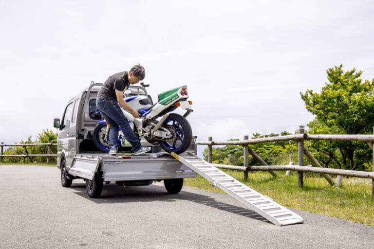 スズキ|スーパーキャリイ|Xリミテッド|【意外と快適?! やっぱり不便?!】5速MTの軽トラ「スズキ・スーパーキャリイ Xリミテッド」をトランポ&ファミリーカーに使ってみた