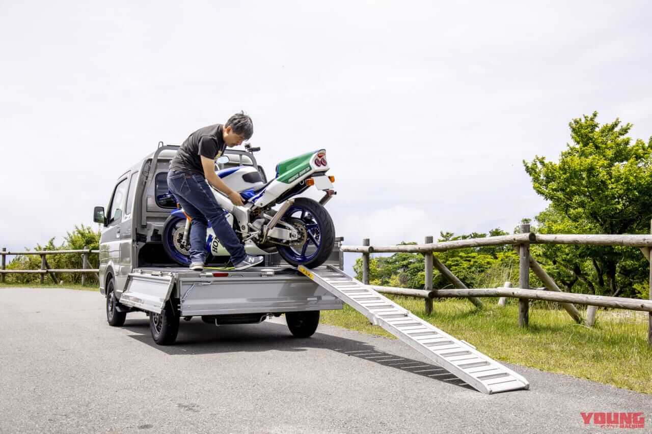 |【意外と快適?! やっぱり不便?!】5速MTの軽トラ「スズキ・スーパーキャリイ Xリミテッド」をトランポ&ファミリーカーに使ってみた