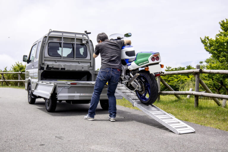 スズキ|スーパーキャリイ|Xリミテッド|【意外と快適?! やっぱり不便?!】5速MTの軽トラ「スズキ・スーパーキャリイ Xリミテッド」をトランポ&ファミリーカーに使ってみた