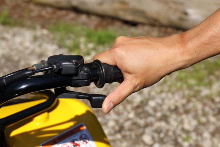 キムコ|4輪バギー|ATV|MXU150X|【日本で爆売れ中】コイツはヒャッハーな乗り物だぜ!! キムコの4輪バギー「MXU 150X」で泥まみれになってきた