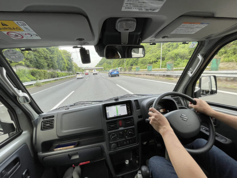 スズキ|スーパーキャリイ|Xリミテッド|【意外と快適?! やっぱり不便?!】5速MTの軽トラ「スズキ・スーパーキャリイ Xリミテッド」をトランポ&ファミリーカーに使ってみた