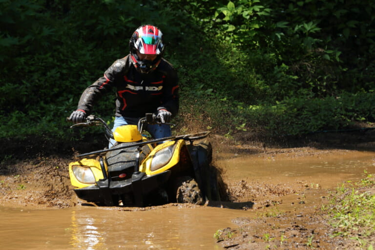 キムコ|4輪バギー|ATV|MXU150X|【日本で爆売れ中】コイツはヒャッハーな乗り物だぜ!! キムコの4輪バギー「MXU 150X」で泥まみれになってきた