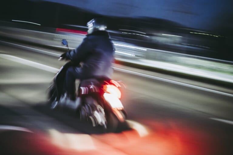 高速道路を猛スピードで走行するバイクの写真