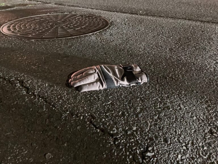 道路に落ちたバイク用グローブの画像|「一発免停!? いやいや免許取り消しです」“救護義務違反”とは?