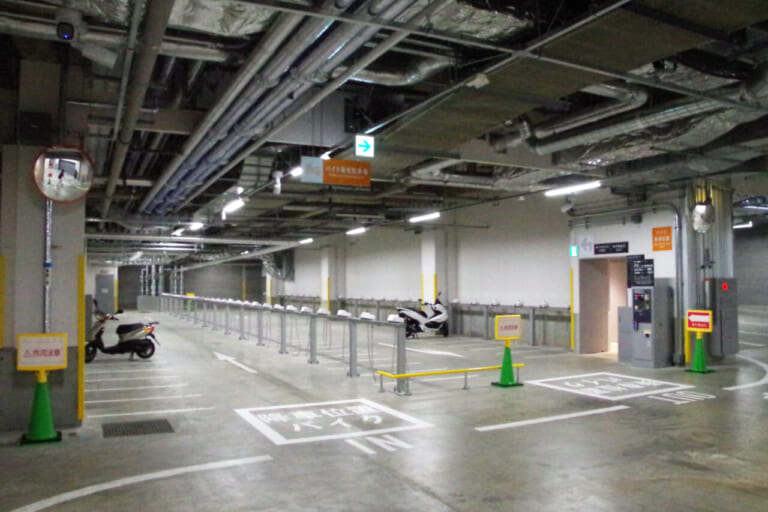 MIYASHITA PARKの地下にある2輪車駐車場