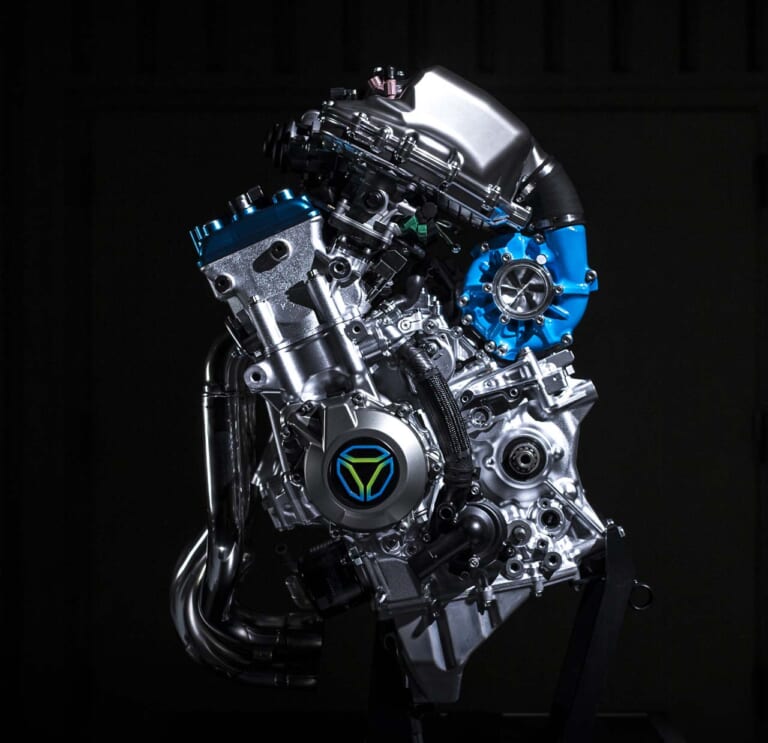 カワサキ「マッハIII」が2ストエンジン+ターボ搭載で完全復活へ!? 水素で直噴、そのカギは吸気バルブだ!!|カワサキ「マッハIII」が2ストエンジン+ターボ搭載で完全復活へ!? 水素で直噴、そのカギは吸気バルブだ!!