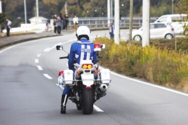 白バイ警官の服装/装備ってどんなモノ? 自分のバイクを白バイ仕様にできる?【元警察官が解説】│WEBヤングマシン｜新車バイクニュース