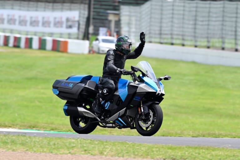 量産2輪メーカー世界初!!】 カワサキの水素バイクが鈴鹿8耐でデモラン 量産2輪メーカー世界初!!】 カワサキの水素バイクが鈴鹿8耐でデモラン
