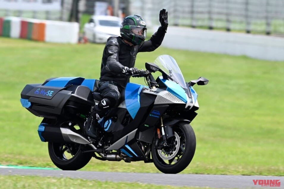 |【量産2輪メーカー世界初!!】 カワサキの水素バイクが鈴鹿8耐でデモラン〈動画あり〉