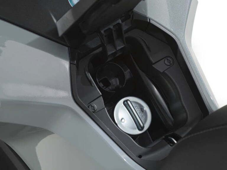 ホンダ|ADV160|マレーシア仕様|2024年モデル|ホンダの軽二輪SUVスクーター「ADV160」にグレーとホワイトが登場!【海外】