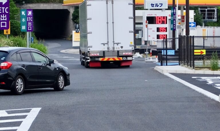 「え、ちょっと高いよ…」高速道路SA/PAのガソリンスタンドが割高なのは一体なぜなのか?