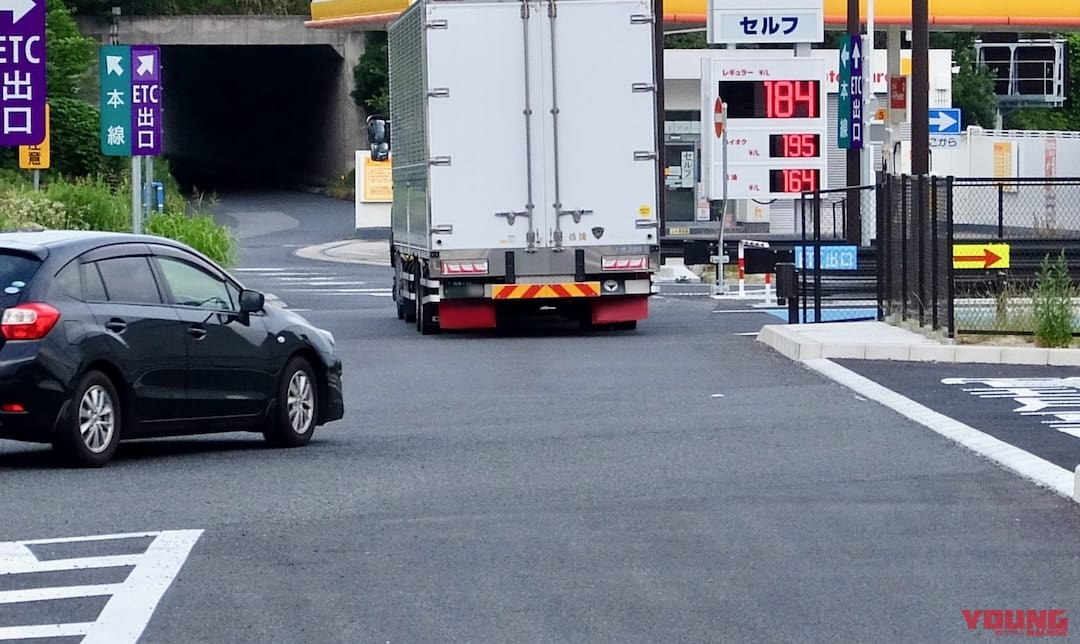 高速道路のガソリンスタンド