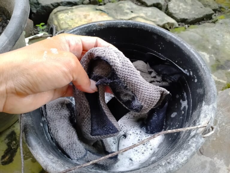 ヘルメットを洗っている写真|夏場のヘルメットのイヤなニオイを抑える。ヘルメット用洗剤で清潔に!