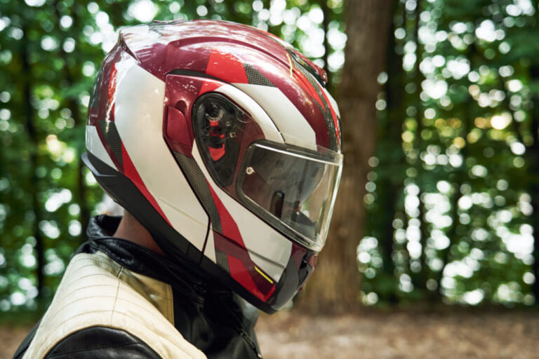 フルフェイスヘルメットを被ったライダーの写真|夏場のヘルメットのイヤなニオイを抑える。ヘルメット用洗剤で清潔に!