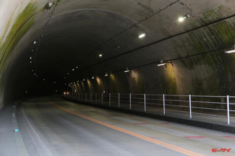 コンクリート舗装されたトンネル内の路面