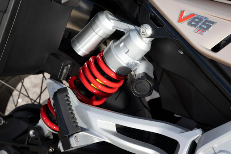 モトグッツィ|V85TTトラベル|可変バルブタイミング搭載!! モトグッツィ「V85TTトラベル」が基本性能を底上げして発売
