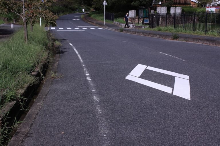 「このマーク何だっけ?」道路にペイントされた“ダイヤマーク”が見えたら、まず前方に注意!（27ページ目）