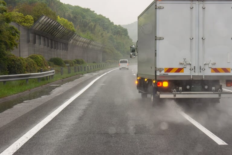 雨の日に高速道路が一般道よりも走りやすく感じるのは、路面が特別な仕組みだから（27ページ目）