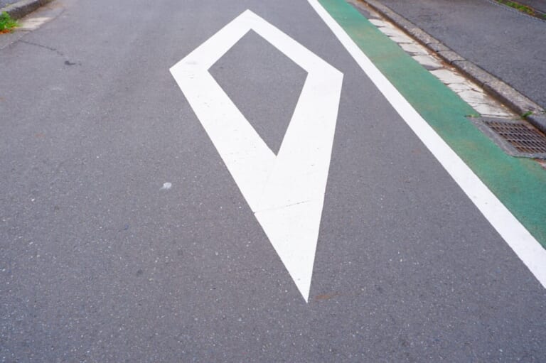 「ダイヤマーク」の写真|「このマーク何だっけ?」道路にペイントされた“ダイヤマーク”が見えたら、まず前方に注意!