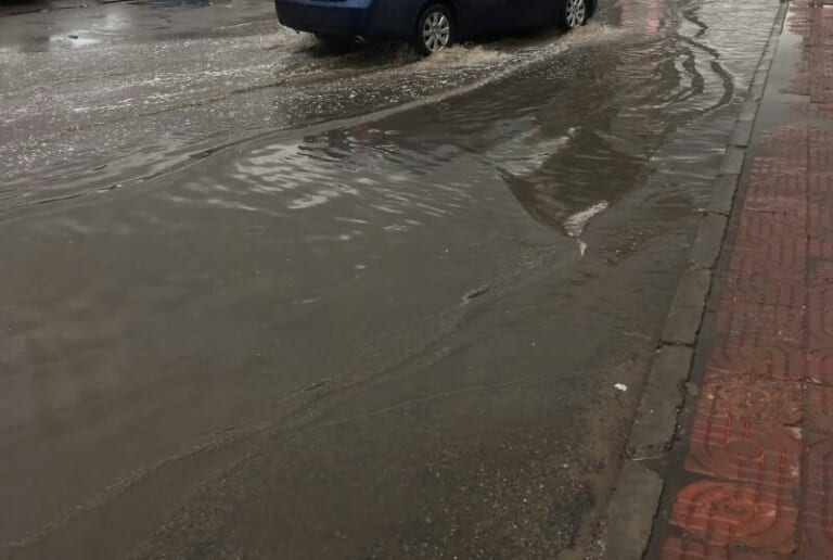 ゲリラ豪雨により冠水した道路の写真|雨の日に高速道路が一般道よりも走りやすく感じるのは、路面が特別な仕組みだから