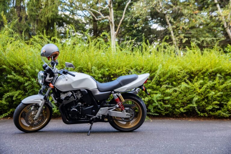 アスファルト上に駐車されているバイクの写真