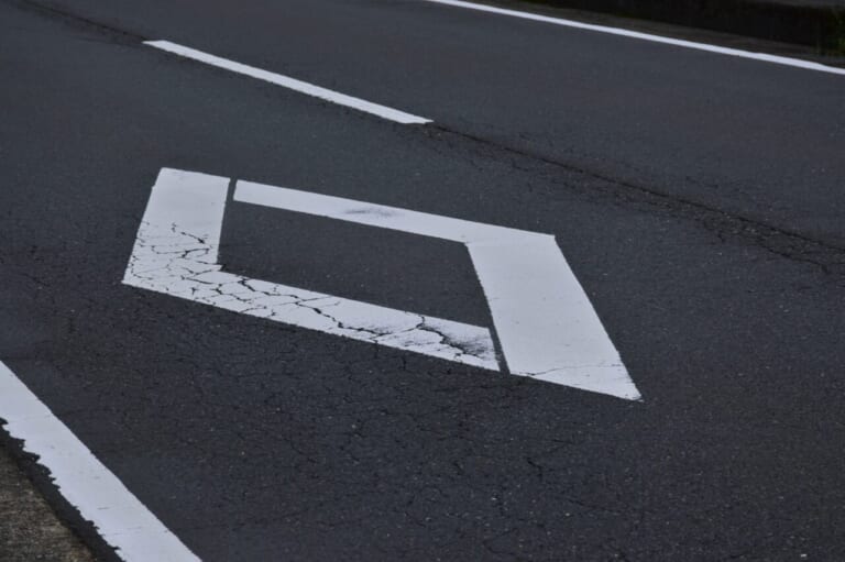 ペイントに隙間が設けられたデザインの「ダイヤマーク」の写真|「このマーク何だっけ?」道路にペイントされた“ダイヤマーク”が見えたら、まず前方に注意!