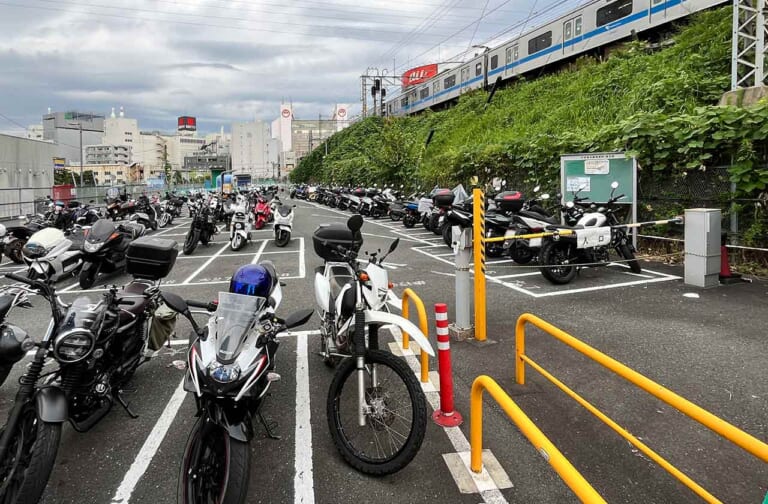 [バイク駐車場問題] 駅近の駐輪／駐車場事情：小田急電鉄編〈高架下や法面脇に駐車場を設置〉（28ページ目）