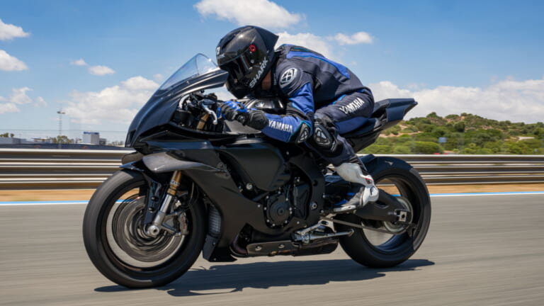 ヤマハ|YZF-R1|欧州仕様|レースベース|2025年モデル|ヤマハから羽根つきアールワン登場! レースベース車と上級仕様のGYTRがあり、性能向上のオプションパーツも多数【欧州】