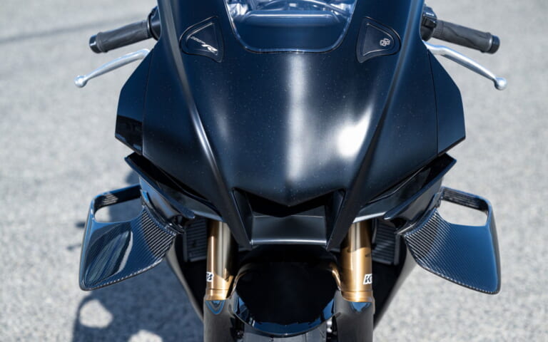 ヤマハ|YZF-R1|欧州仕様|レースベース|2025年モデル|ヤマハから羽根つきアールワン登場! レースベース車と上級仕様のGYTRがあり、性能向上のオプションパーツも多数【欧州】