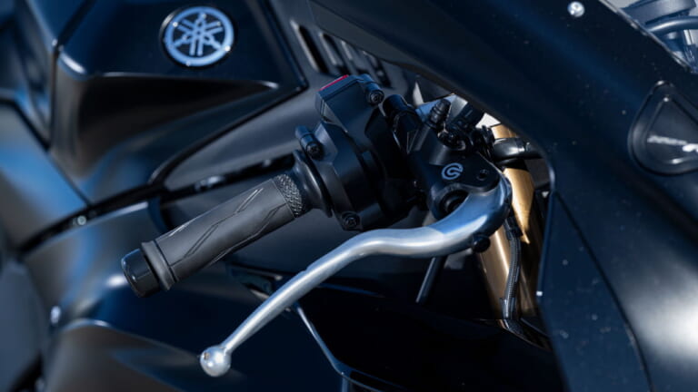 ヤマハ|YZF-R1|欧州仕様|レースベース|2025年モデル|ヤマハから羽根つきアールワン登場! レースベース車と上級仕様のGYTRがあり、性能向上のオプションパーツも多数【欧州】