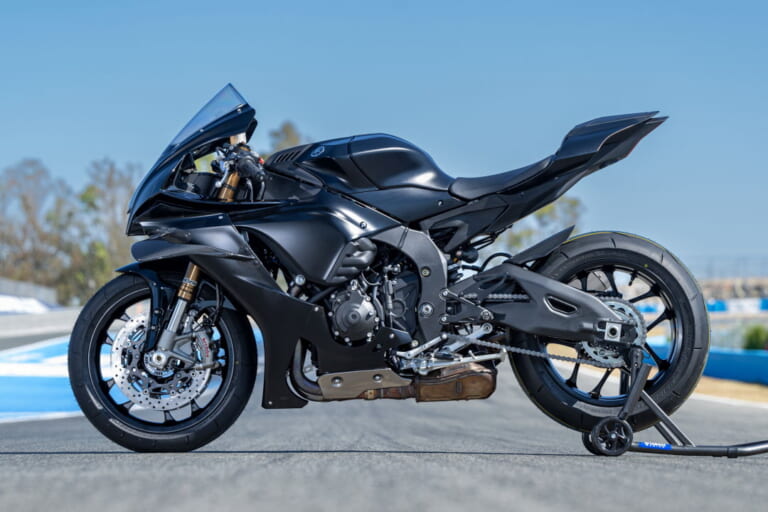 ヤマハ|YZF-R1|欧州仕様|レースベース|2025年モデル|ヤマハから羽根つきアールワン登場! レースベース車と上級仕様のGYTRがあり、性能向上のオプションパーツも多数【欧州】