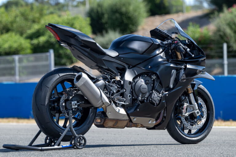 ヤマハ|YZF-R1|欧州仕様|レースベース|2025年モデル|ヤマハから羽根つきアールワン登場! レースベース車と上級仕様のGYTRがあり、性能向上のオプションパーツも多数【欧州】
