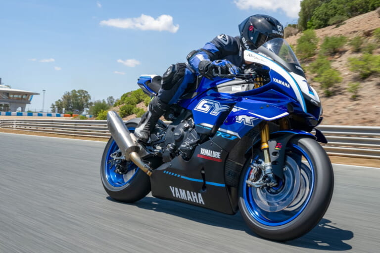 ヤマハ|YZF-R1|欧州仕様|GYTR|2025年モデル|ヤマハから羽根つきアールワン登場! レースベース車と上級仕様のGYTRがあり、性能向上のオプションパーツも多数【欧州】