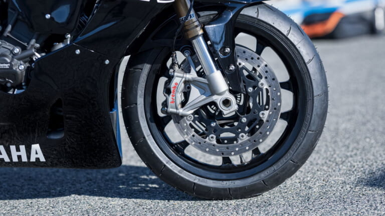 ヤマハ|YZF-R1|欧州仕様|GYTR|2025年モデル|ヤマハから羽根つきアールワン登場! レースベース車と上級仕様のGYTRがあり、性能向上のオプションパーツも多数【欧州】