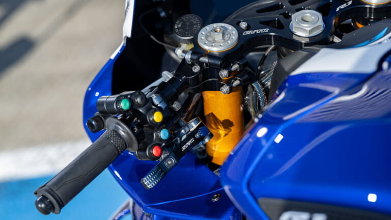 ヤマハ|YZF-R1|欧州仕様|GYTR|2025年モデル|ヤマハから羽根つきアールワン登場! レースベース車と上級仕様のGYTRがあり、性能向上のオプションパーツも多数【欧州】