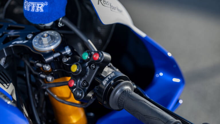 ヤマハ|YZF-R1|欧州仕様|GYTR|2025年モデル|ヤマハから羽根つきアールワン登場! レースベース車と上級仕様のGYTRがあり、性能向上のオプションパーツも多数【欧州】