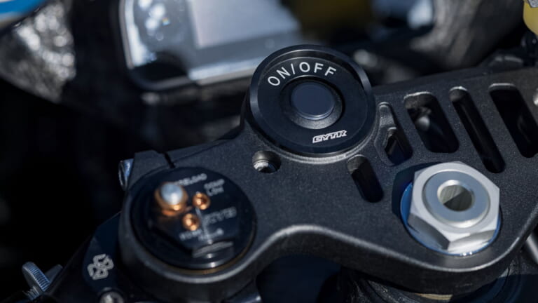 ヤマハ|YZF-R1|欧州仕様|GYTR|2025年モデル|ヤマハから羽根つきアールワン登場! レースベース車と上級仕様のGYTRがあり、性能向上のオプションパーツも多数【欧州】